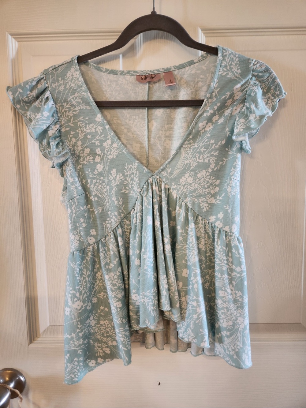 Willow & Root Floral Light Green V-Neck Ruffle Sleeve Peplum Top, Size Small